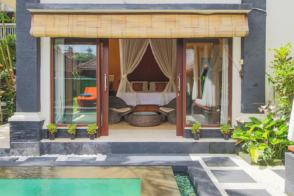 A guest suite beside the swimming pool