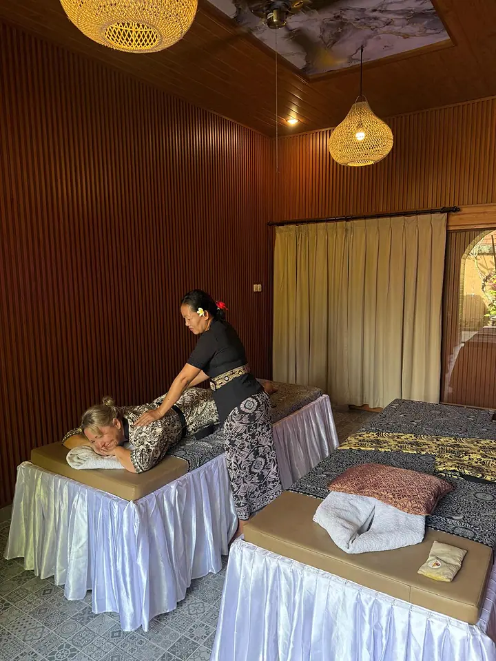 A guest receiving a seated massage treatment from Rai